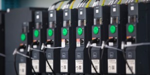 Jak sterować napędami w elektryce? Falowniki (przemienniki częstotliwości) zasada działania.
